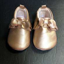 Load image into Gallery viewer, Girls Fringe Moccasins

