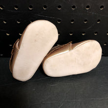 Load image into Gallery viewer, Girls Fringe Moccasins
