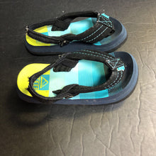 Load image into Gallery viewer, Boys Striped Flip Flops
