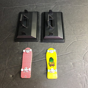 2pk Mini Finger Skateboards w/Display Stands (Malibu International)