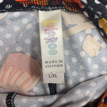 Load image into Gallery viewer, Polka Dot Flower Leggings
