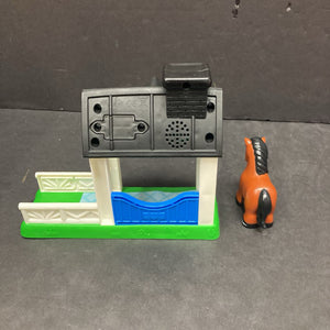Stable w/Horse Battery Operated