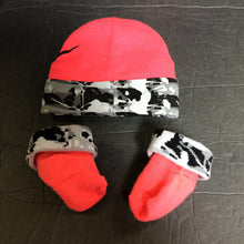 Load image into Gallery viewer, Girls Hat &amp; Booties
