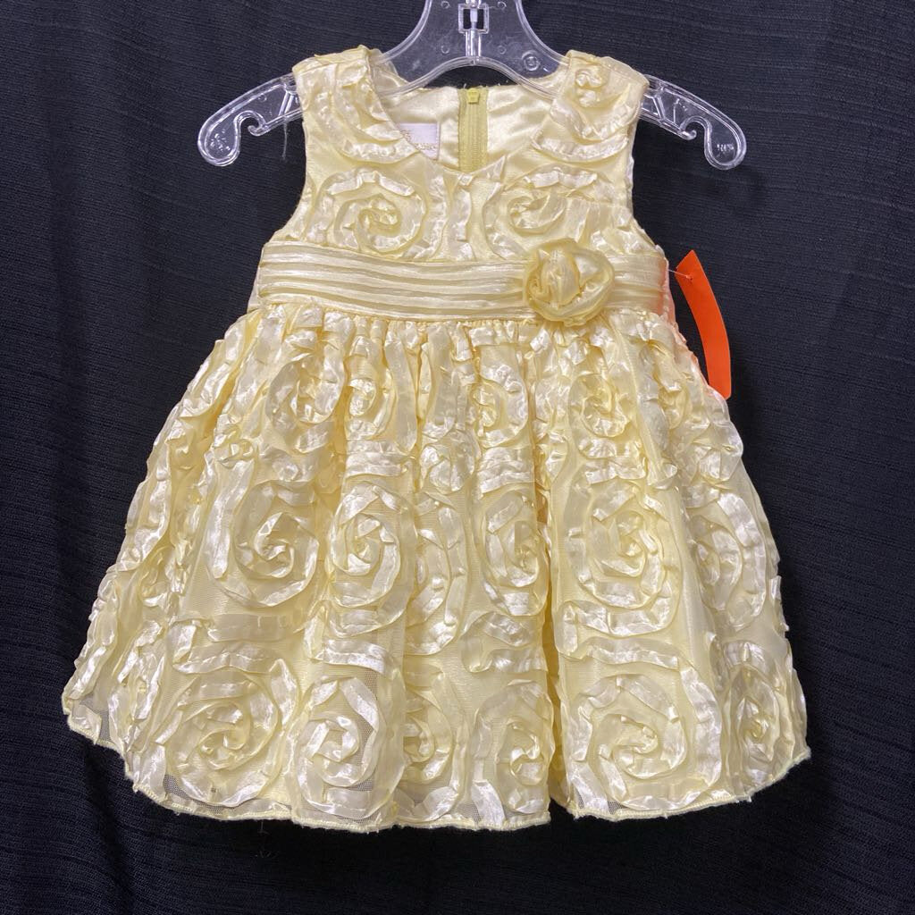 sleeveless rosette patterned formal dress w/ flower