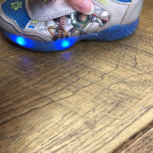 Load image into Gallery viewer, Boys Light Up Sneakers
