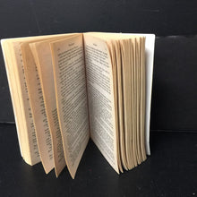 Load image into Gallery viewer, Mossflower (Brian Jacques) -paperback chapter
