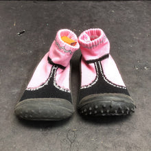 Load image into Gallery viewer, Girls Grip Shoes
