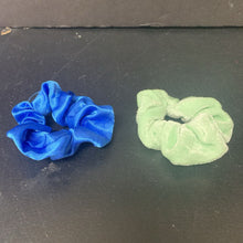 Load image into Gallery viewer, 2pk Hair Scrunchies
