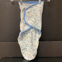 Load image into Gallery viewer, Triangle Pattern Swaddle Wrap
