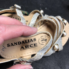 Load image into Gallery viewer, Girls Pearl Sandals (Sandalias Arce)
