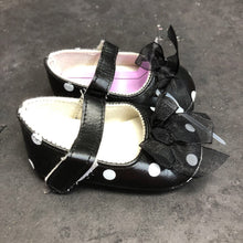 Load image into Gallery viewer, Girls Polka Dot Flats
