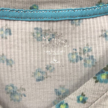 Load image into Gallery viewer, Flower Button Lace Top
