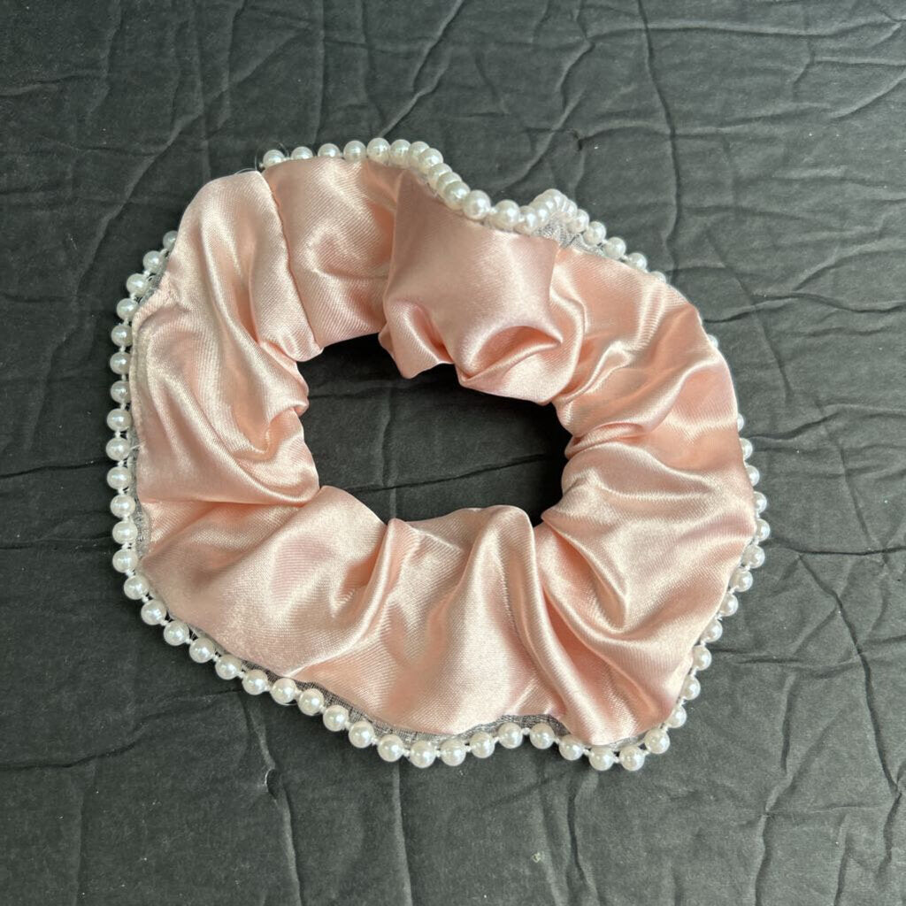 Pearl Scrunchie