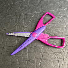 Load image into Gallery viewer, Zig-Zag Scissors
