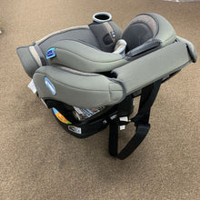 Load image into Gallery viewer, 4 EVR DLX Car Seat w/ 1 Cup Holder
