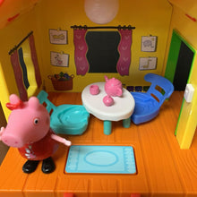 Load image into Gallery viewer, Peppa&#39;s Treehouse &amp; George&#39;s Fort w/Figures &amp; Accessories Battery Operated
