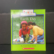 Load image into Gallery viewer, Earth Day (Rookie Read-About Holidays) (Trudi Strain Trueit) -educational reader paperback
