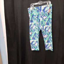 Load image into Gallery viewer, Flower Capri Leggings
