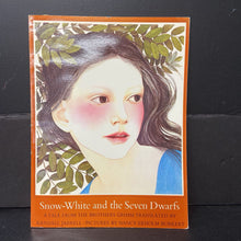 Load image into Gallery viewer, Snow-White and the Seven Dwarfs (The Brothers Grimm &amp; Randall Jarrell) (Fairy Tale) -paperback
