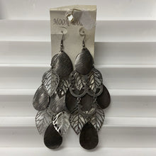 Load image into Gallery viewer, Leaf Earrings (NEW) (Moon Color)
