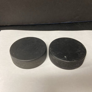 2pk Hockey Pucks (In Glas Co.)