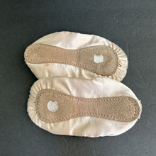 Load image into Gallery viewer, Girls Ballet Shoes (Ruqiji)
