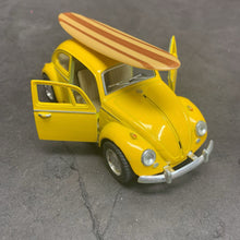 Load image into Gallery viewer, 1967 Volkswagen Classical Beetle Diecast Car w/Surfboard
