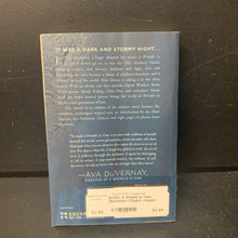 Load image into Gallery viewer, A Wrinkle in Time (Madeleine L'Engle) -chapter paperback
