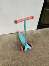 Load image into Gallery viewer, Madd Gear Zycom 3 wheeled scooter
