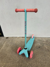 Load image into Gallery viewer, Madd Gear Zycom 3 wheeled scooter
