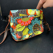 Load image into Gallery viewer, Flower Crossbody Bag
