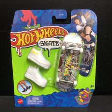 Load image into Gallery viewer, Tony Hawk Grip &amp; Grind Mini Skateboard w/Shoes (NEW)
