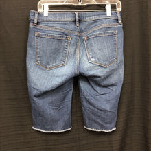 Load image into Gallery viewer, Vented Frayed Boyfriend Denim Shorts
