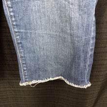 Load image into Gallery viewer, Vented Frayed Boyfriend Denim Shorts
