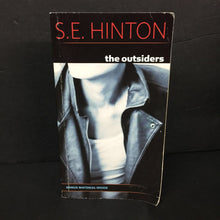 Load image into Gallery viewer, The Outsiders (S.E. Hinton) -chapter paperback
