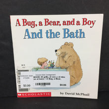 Load image into Gallery viewer, El grillo, el oso y el nino en el bano / A Bug, a Bear, and a Boy and the Bath (David McPhail) (English/Spanish) -paperback
