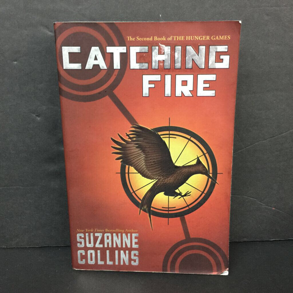 Catching Fire (The Hunger Games) (Suzanne Collins) -series paperback