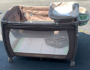 Pack n Play w/ Changing Table, Bassinet & Sound Machine Battery Operated