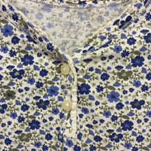 Load image into Gallery viewer, Flower Button Top
