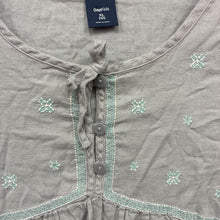 Load image into Gallery viewer, Flower Button Top
