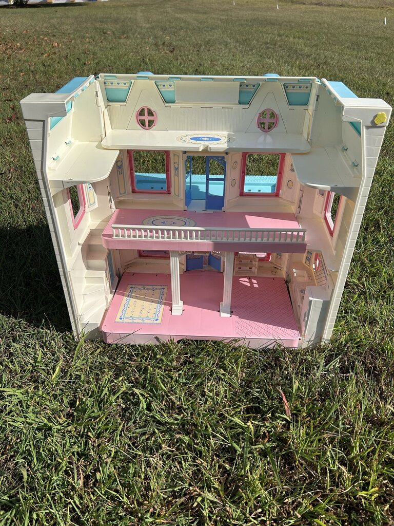 Loving Family Folding dollhouse vintage 1993