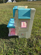 Load image into Gallery viewer, Loving Family Folding dollhouse vintage 1993
