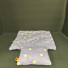 Load image into Gallery viewer, Flower Blanket &amp; Pillow Set
