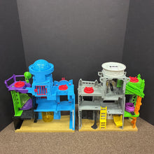 Load image into Gallery viewer, Imaginext Super Friends Superman &amp; Batman Super Hero Flight City Gotham City/Daily Planet Battery Operated
