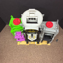 Load image into Gallery viewer, Imaginext Super Friends Superman &amp; Batman Super Hero Flight City Gotham City/Daily Planet Battery Operated
