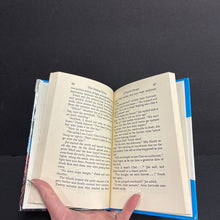 Load image into Gallery viewer, The Missing Chums (The Hardy Boys) (Franklin W. Dixon) -series hardcover
