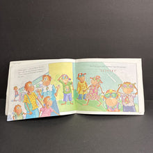 Load image into Gallery viewer, Five Little Monkeys Go Shopping (Eileen Christelow) -character paperback
