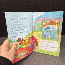 Load image into Gallery viewer, The Berenstain Bears at the Aquarium (Jan &amp; Mike Berenstain) (I Can Read Level 1) -character reader paperback
