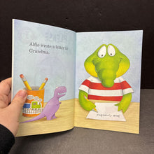 Load image into Gallery viewer, Please Write Back! (Scholastic Reader Level 1) (Jennifer E. Morris) -reader paperback
