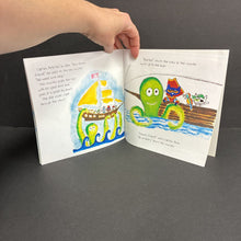 Load image into Gallery viewer, Pete the Cat and the Treasure Map (James Dean) -character paperback

